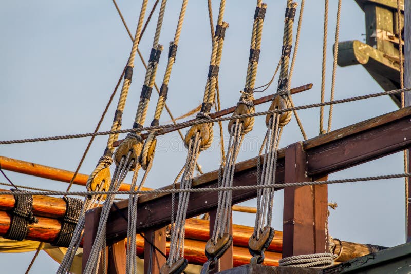 Planken, kabels, katrollen, uitrusting, en optuigen van een replica van een 1400's-era varend schip