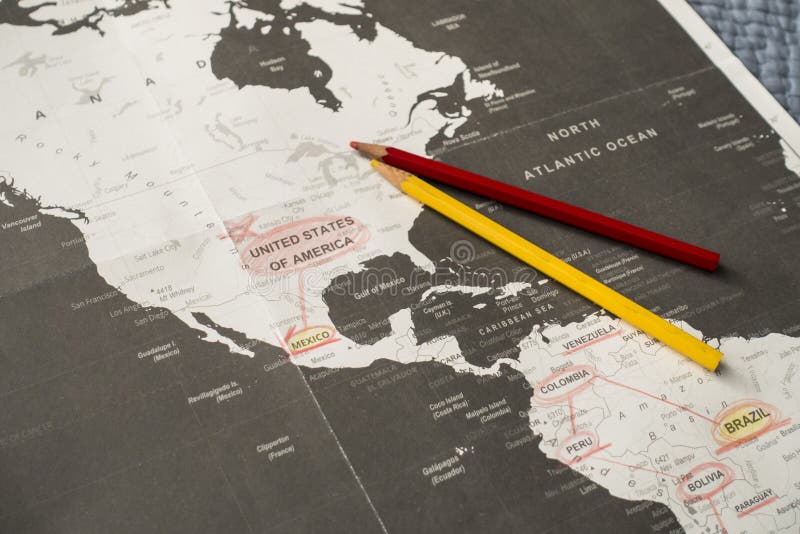 Planningsreis met een kleurpotlood op een zwarte/witte kaart van Amerika stock foto Planningsreis met een kleurpotlood op een zwarte/witte kaart van Amerika stock foto