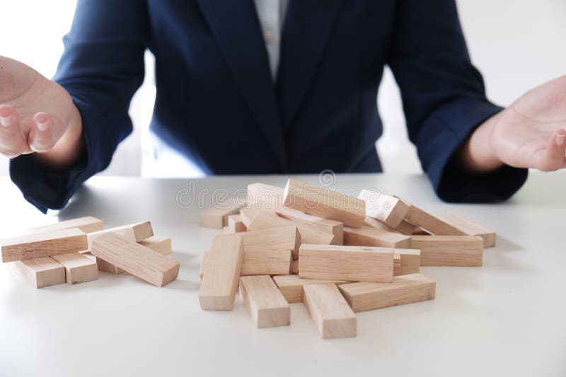Planningsrisico en strategie in zakenman het gokken mislukking van houten blokkenmannetje Bedrijfsconcept voor de groei en succes royalty-vrije stock afbeeldingen Planningsrisico en strategie in zakenman het gokken mislukking van houten blokkenmannetje Bedrijfsconcept voor de groei en succes royalty-vrije stock afbeeldingen