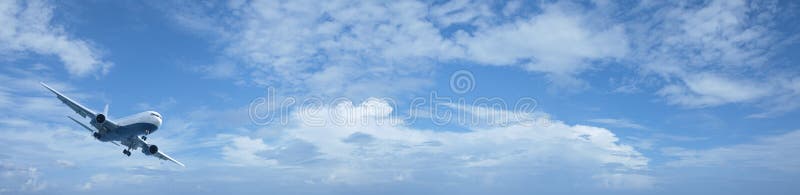 Plano de jato em um céu nebuloso azul