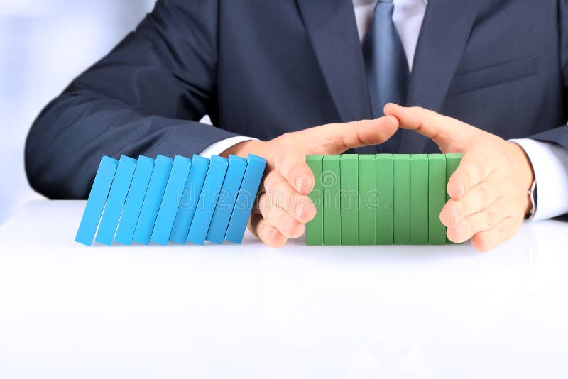 Planować, ryzyko i strategia w biznesie, biznesmen trzyma drewnianych bloki Biznesmen Zatrzymuje skutek domino zdjęcie stock Planować, ryzyko i strategia w biznesie, biznesmen trzyma drewnianych bloki Biznesmen Zatrzymuje skutek domino zdjęcie stock