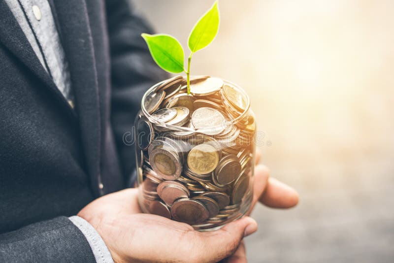 Planta crescente da tampa do homem de negócios com dinheiro da moeda imagem de stock Planta crescente da tampa do homem de negócios com dinheiro da moeda imagem de stock