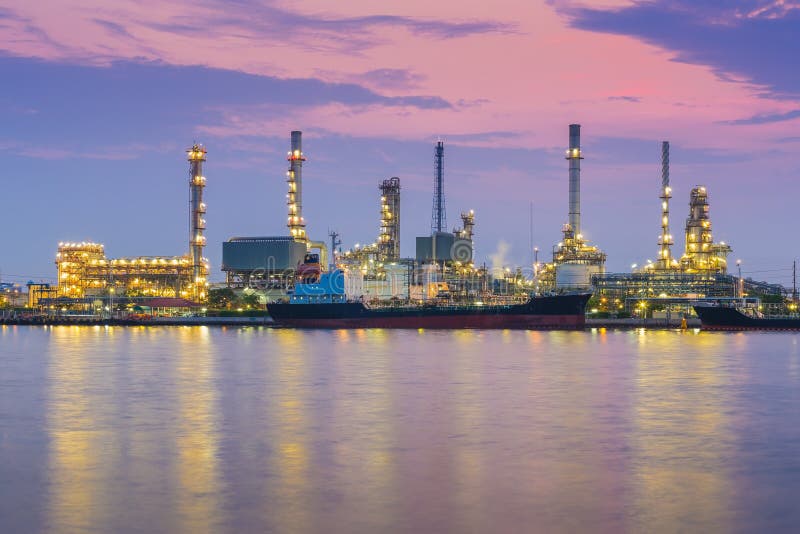 Planta de la industria de la refinería de petróleo durante la mañana crepuscular junto con la reflexión del agua fotografía de archivo Planta de la industria de la refinería de petróleo durante la mañana crepuscular junto con la reflexión del agua fotografía de archivo