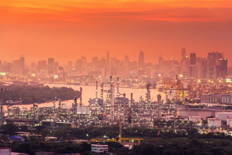 Planta de la industria fabril de la refinería del gas de aceite en la escena crepuscular en la ciudad de Bangkok de Tailandia , P foto de archivo Planta de la industria fabril de la refinería del gas de aceite en la escena crepuscular en la ciudad de Bangkok de Tailandia , P foto de archivo