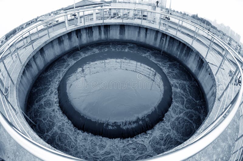Planta de tratamento de águas residuais urbana fotografia de stock Planta de tratamento de águas residuais urbana fotografia de stock
