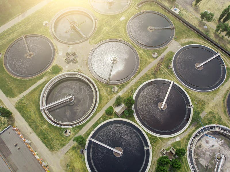 A planta de tratamento de águas residuais moderna com as lagoas redondas para recicla a água de água de esgoto suja, vista aérea fotos de stock A planta de tratamento de águas residuais moderna com as lagoas redondas para recicla a água de água de esgoto suja, vista aérea fotos de stock