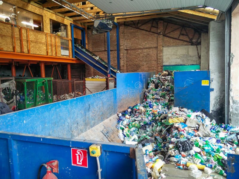 Planta de tratamiento in?til Reciclaje y almacenamiento de la basura para la disposici?n adicional Separado y clasificando la rec fotografía de archivo Planta de tratamiento in?til Reciclaje y almacenamiento de la basura para la disposici?n adicional Separado y clasificando la rec fotografía de archivo