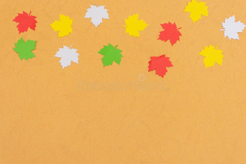 Planta naranja cálida de temporada con hojas de arce coloridas de color cayendo desde arriba en concepto abierto y espacio para c. Cálida capa naranja naranja de temporada con hojas de arce coloridas de color cayendo desde arriba sobre el concepto abierto y la disponibilidad de espacio para copiar más abajo