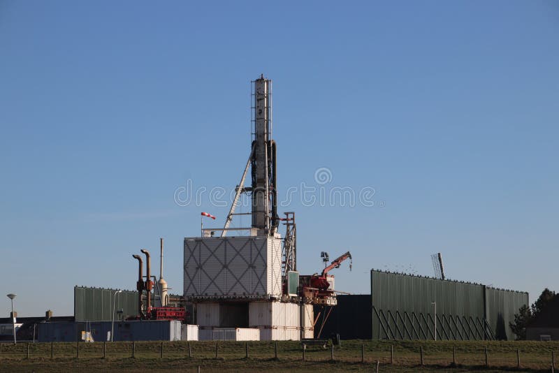 Planta temporal en la ciudad del monstruo en donde el viejo yacimiento de gas natural abandonado se cierra permanentemente para e fotografía de archivo Planta temporal en la ciudad del monstruo en donde el viejo yacimiento de gas natural abandonado se cierra permanentemente para e fotografía de archivo