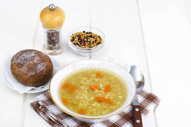 Plantaardige bouillon met ongepelde rijst en wortelen royalty-vrije stock afbeelding Plantaardige bouillon met ongepelde rijst en wortelen royalty-vrije stock afbeelding