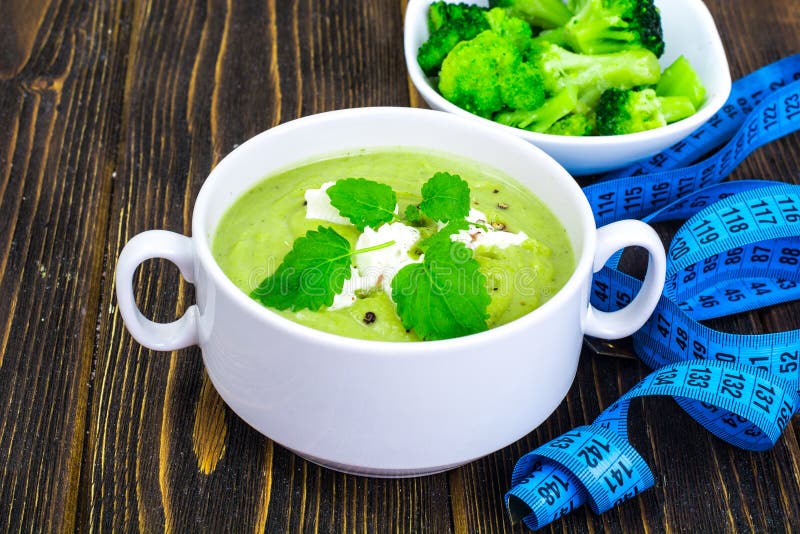 Plantaardige broccolisoep voor gewichtsverlies stock foto Plantaardige broccolisoep voor gewichtsverlies stock foto