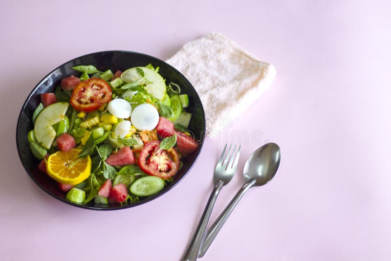 Plantaardige salade op een zwart van het het verliesconcept van het plaatgewicht Gezond voedsel royalty-vrije stock afbeelding Plantaardige salade op een zwart van het het verliesconcept van het plaatgewicht Gezond voedsel royalty-vrije stock afbeelding