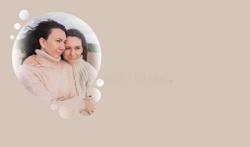 Plantilla de diseño con una foto para un cartel sobre relaciones familiares. dos niñas morenas abrazan. un fondo beige para imagen de archivo libre de regalías