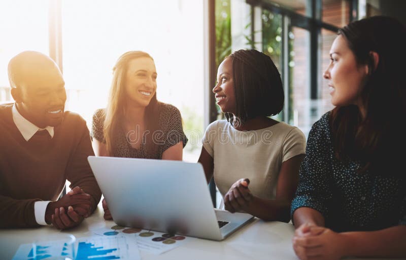 Planungs-Diskussion und Gruppe von Geschäftsleuten auf Laptop für Ideen zum Online-Bericht oder glückliche Zusammenarbeit. Männer stockfotografie