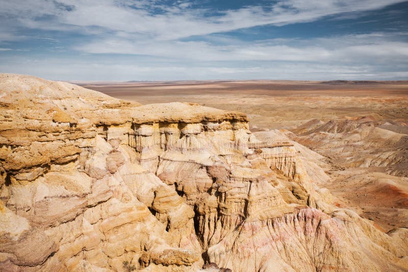 Planície flamejante de Mongolia do deserto de Gobi dos penhascos de Bayanzag