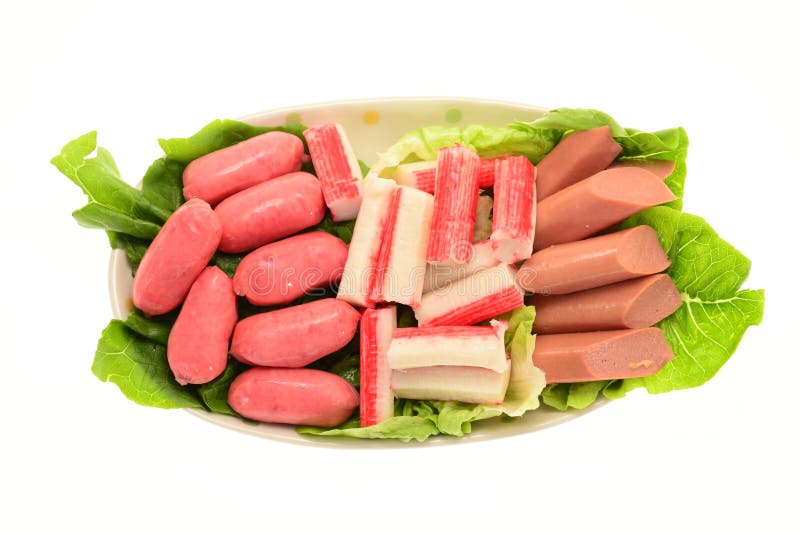 Plaque avec des saucisses et des bâtons de crabe photographie stock