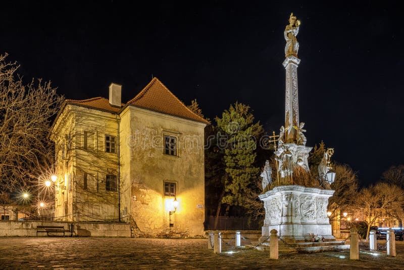 Plaketový stĺp s názvom Trojičný stlp v meste Trnava na Slovensku