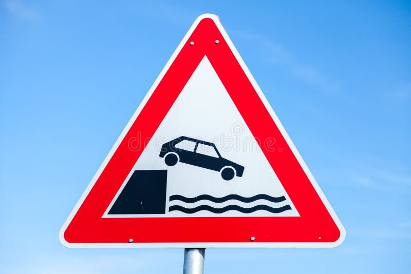 Plaque de rue d'avertissement allemande pour la rive photographie stock libre de droits