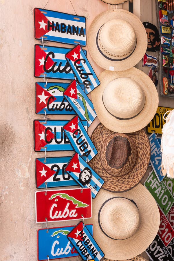 Plaques minéralogiques et chapeaux de souvenir à vendre à vieille La Havane photographie stock Plaques minéralogiques et chapeaux de souvenir à vendre à vieille La Havane photographie stock