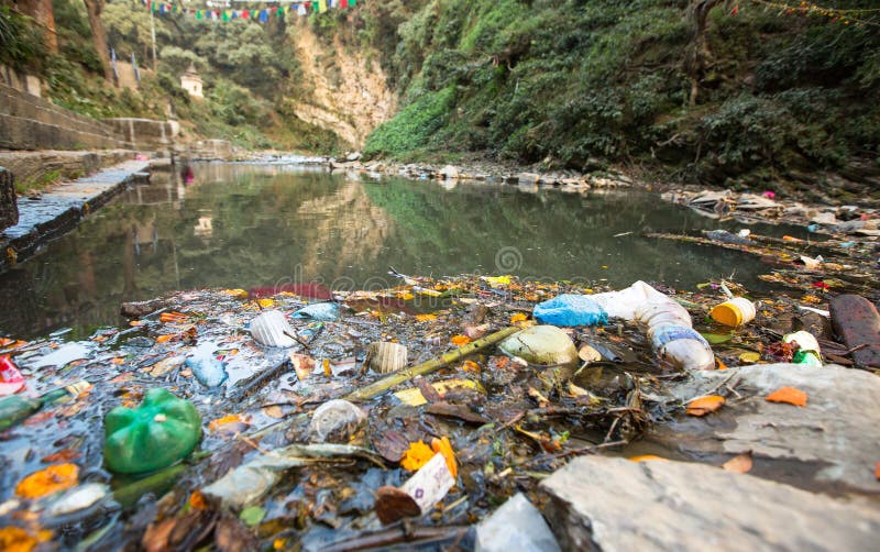 Plast- förorening in i naturen Avskräde och flaskor som svävar på vatten arkivbilder Plast- förorening in i naturen Avskräde och flaskor som svävar på vatten arkivbilder