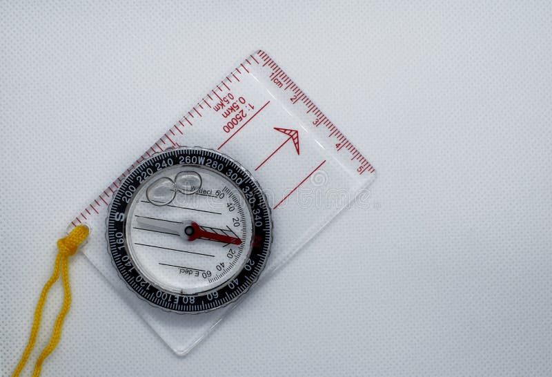 Plast- genomskinlig kompass med linjalen arkivbild Plast- genomskinlig kompass med linjalen arkivbild