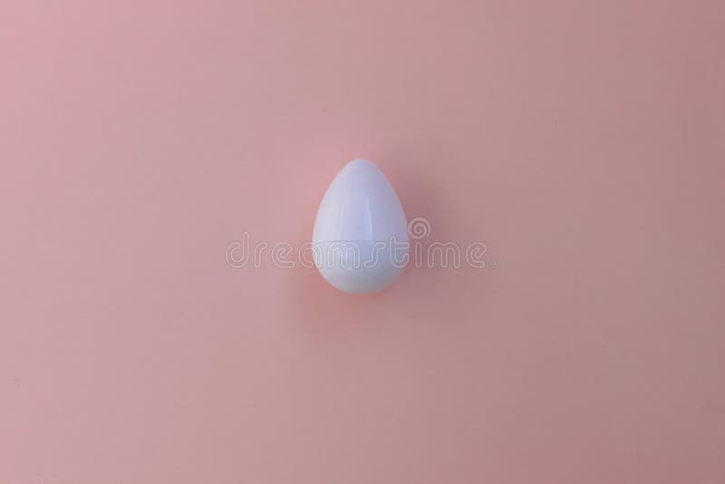 Plast- leksakerägg på rosa bakgrundsslut upp arkivfoto Plast- leksakerägg på rosa bakgrundsslut upp arkivfoto