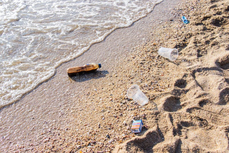 Plast- och annan föroreningavskräde är problemet på stranden på orsakat av mycket populär turist- destination för volymturister royaltyfri foto Plast- och annan föroreningavskräde är problemet på stranden på orsakat av mycket populär turist- destination för volymturister royaltyfri foto