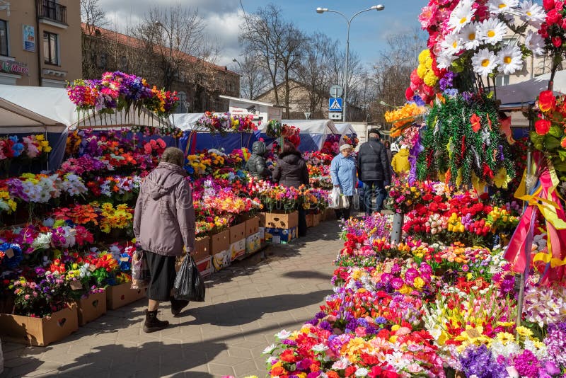 Plastblommor av konstgjord plast till försäljning strax före den ortodoxa helgdagen i Radunitsa, Brest, Vitryssland arkivbilder Plastblommor av konstgjord plast till försäljning strax före den ortodoxa helgdagen i Radunitsa, Brest, Vitryssland arkivbilder