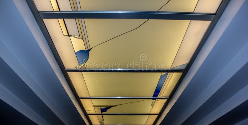 Plasterboard plafond et verre artistique qui orne très bien une chambre d'hôtel photos stock Plasterboard plafond et verre artistique qui orne très bien une chambre d'hôtel photos stock