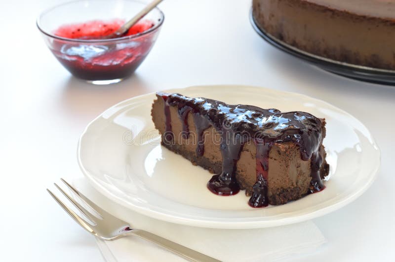 Plasterek czekoladowy cheesecake na bielu talerzu