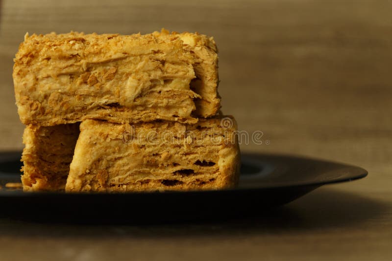 Plasterek pomarańcze tort na czarnym talerzu na drewnianym stole, karmowy tło obrazy stock Plasterek pomarańcze tort na czarnym talerzu na drewnianym stole, karmowy tło obrazy stock