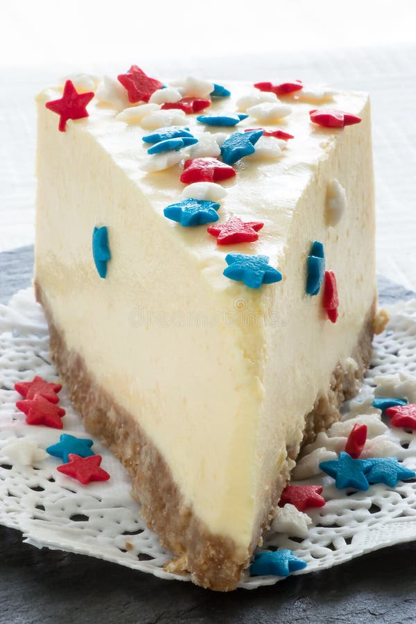 Plasterek prosty nowy York cheesecake na bielu talerzu słuzyć dla cel obrazy stock Plasterek prosty nowy York cheesecake na bielu talerzu słuzyć dla cel obrazy stock