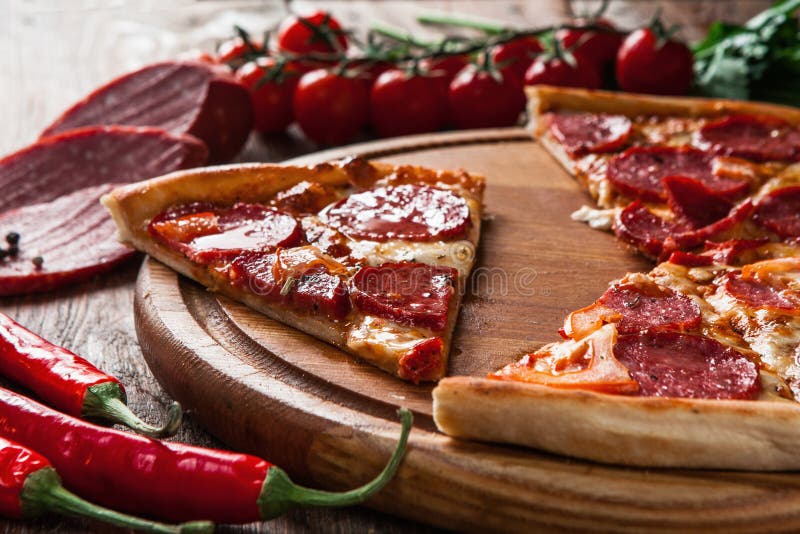 Plasterki pizza na drewnianym półmisku Szybkie żarcie, sadło fotografia royalty free Plasterki pizza na drewnianym półmisku Szybkie żarcie, sadło fotografia royalty free