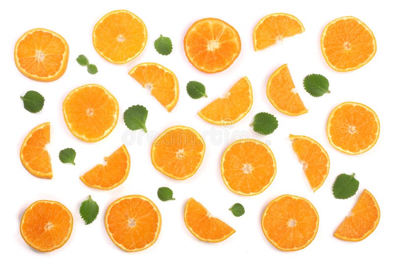 Plasterki pomarańcze lub tangerine z nowymi liśćmi odizolowywającymi na białym tle Mieszkanie nieatutowy, odgórny widok Owocowy s obraz royalty free Plasterki pomarańcze lub tangerine z nowymi liśćmi odizolowywającymi na białym tle Mieszkanie nieatutowy, odgórny widok Owocowy s obraz royalty free