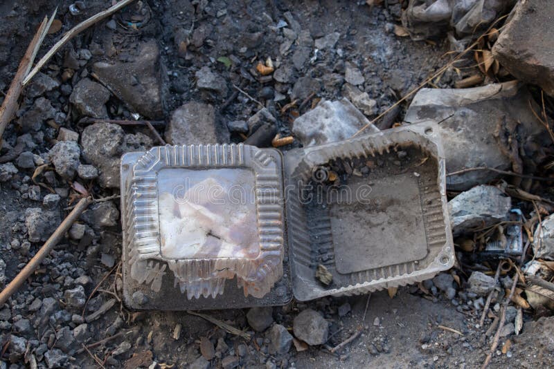 Plastförpackningar ligger på marken, skräp på gatan, miljökatastrof fotografering för bildbyråer
