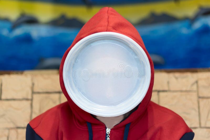 Plastic afval en mens Het concept moderne man afhankelijkheid van plastic producten royalty-vrije stock afbeelding Plastic afval en mens Het concept moderne man afhankelijkheid van plastic producten royalty-vrije stock afbeelding