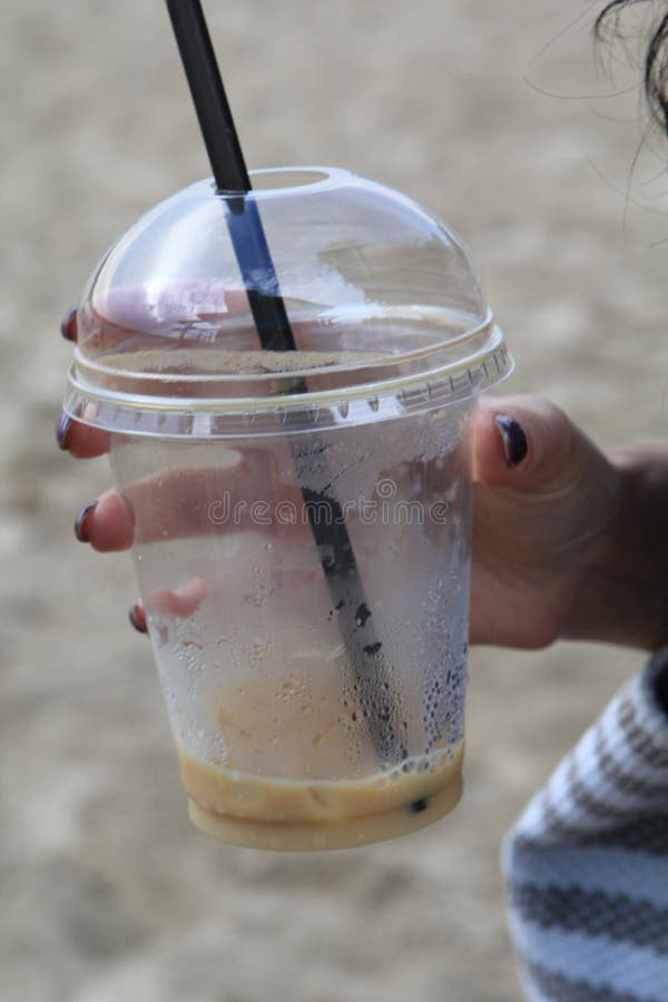 https://thumbs.dreamstime.com/b/plastic-cup-lid-coffee-drink-hands-girl-beach-cold-summer-already-drunk-transparent-glass-large-against-sandy-188738141.jpg