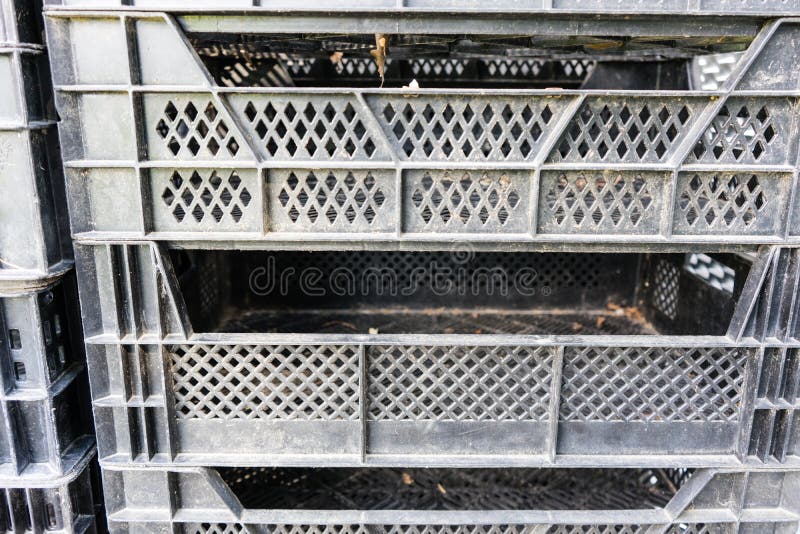 Plastic doosstapel voor het tuinieren royalty-vrije stock afbeeldingen Plastic doosstapel voor het tuinieren royalty-vrije stock afbeeldingen