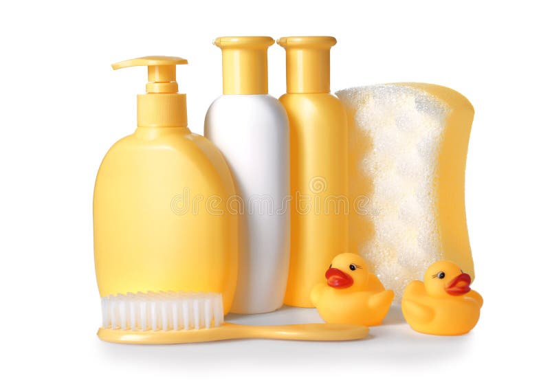 Plastic flessen van babycosmetischee producten, douchespons en borstel op witte achtergrond royalty-vrije stock fotografie Plastic flessen van babycosmetischee producten, douchespons en borstel op witte achtergrond royalty-vrije stock fotografie