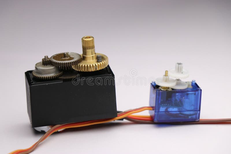 Plastic geared servo and metal geared servo side to side comparison