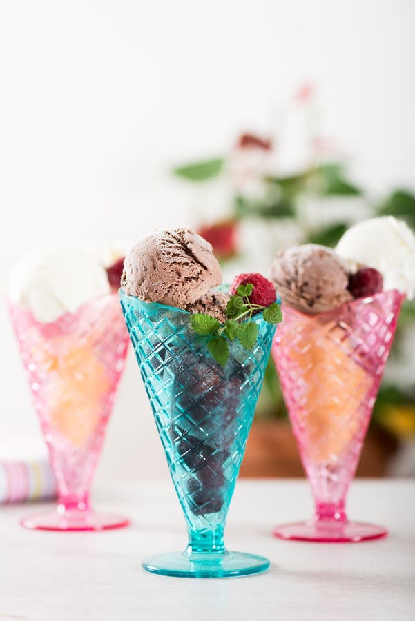 Plastic Ice Cream Sundae Cones with Chocolate and Vanilla Ice Cr royalty free stock photography Plastic Ice Cream Sundae Cones with Chocolate and Vanilla Ice Cr royalty free stock photography