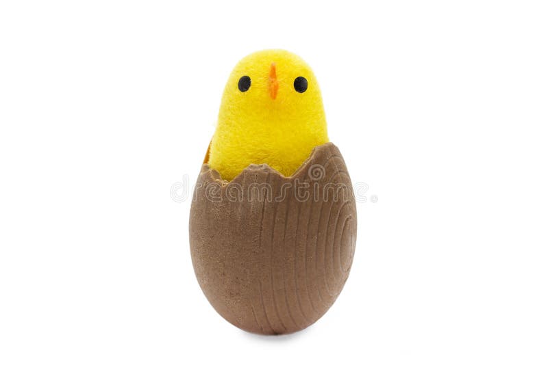 Plastic kip die zich in een chocoladepaasei bevinden stock afbeeldingen Plastic kip die zich in een chocoladepaasei bevinden stock afbeeldingen