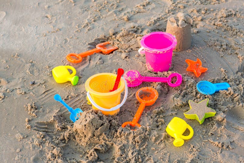 Plastic sandbox toys on the sand. kids toys on tropical sand beach. Plastic shovel and sea animal mold toys on sand. Favorite toys royalty free stock photography Plastic sandbox toys on the sand. kids toys on tropical sand beach. Plastic shovel and sea animal mold toys on sand. Favorite toys royalty free stock photography
