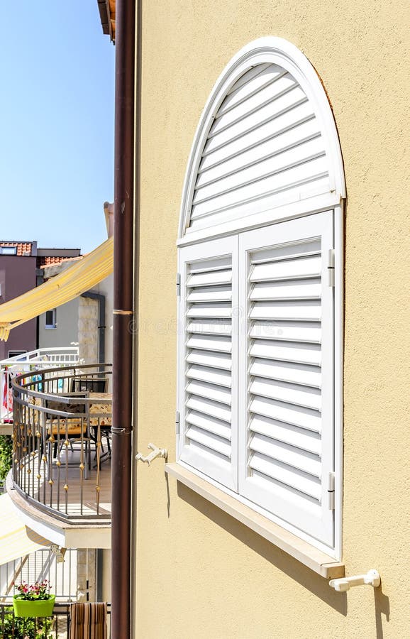 Plastikfensterläden auf dem Fenster stockfoto Plastikfensterläden auf dem Fenster stockfoto