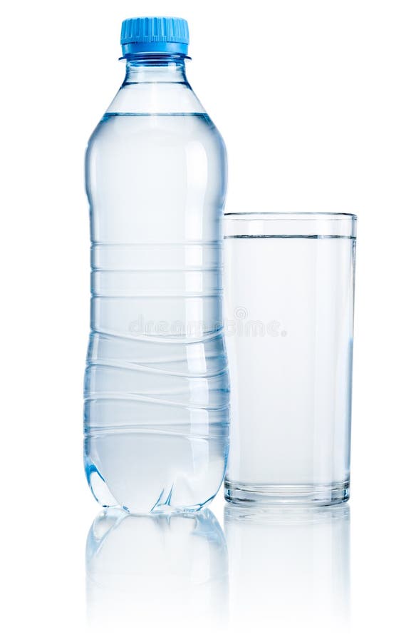 Plastikflasche und Glas Trinkwasser lokalisiert auf weißem BAC stockfoto Plastikflasche und Glas Trinkwasser lokalisiert auf weißem BAC stockfoto