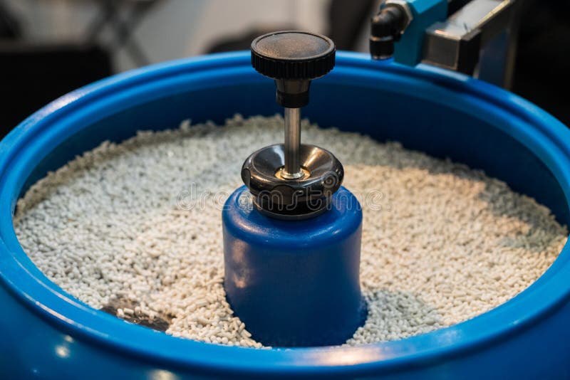 Plastikkörnchen in einer blauen industial Maschine stockbild Plastikkörnchen in einer blauen industial Maschine stockbild