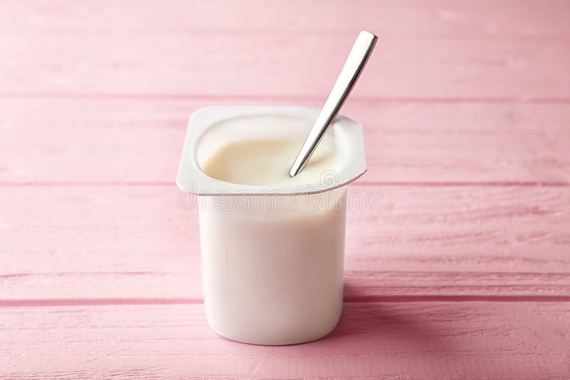 Plastikowa filiżanka z yummy jogurtem obrazy stock Plastikowa filiżanka z yummy jogurtem obrazy stock