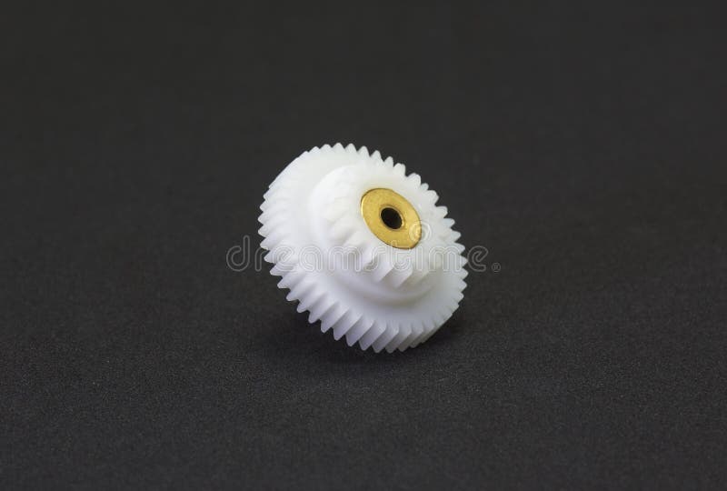 Plastikowej przekładni dodatkowa część w czerepie maszyna na czerń plecy zdjęcia royalty free Plastikowej przekładni dodatkowa część w czerepie maszyna na czerń plecy zdjęcia royalty free
