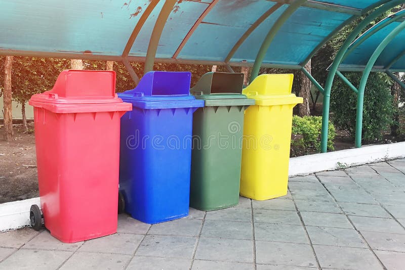 Plastikowy jałowy kosz, koloru rozdzielenie według użycia Ampuła i trwała rzecz Stosowni dla, używamy publicznie miejsca zdjęcie stock Plastikowy jałowy kosz, koloru rozdzielenie według użycia Ampuła i trwała rzecz Stosowni dla, używamy publicznie miejsca zdjęcie stock