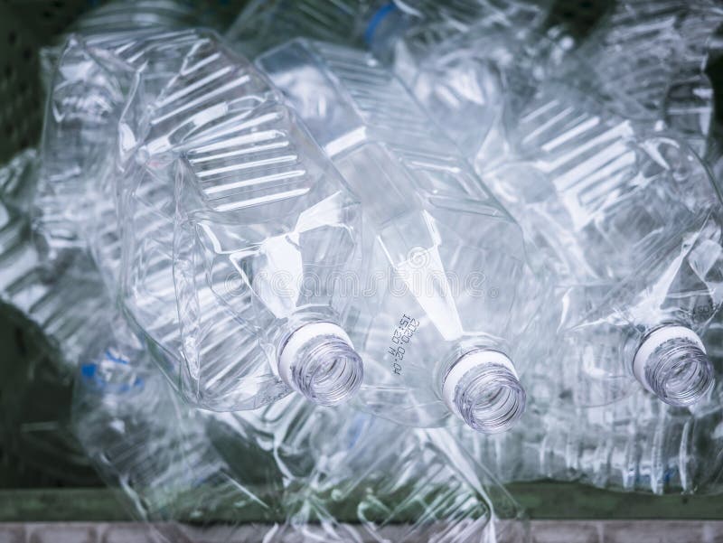 Plastikowych butelek zwierzęcia domowego pusta butelka Przetwarza ekologii pojęcie zdjęcie stock Plastikowych butelek zwierzęcia domowego pusta butelka Przetwarza ekologii pojęcie zdjęcie stock